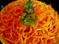 Корейский салат из маринованной моркови с луком