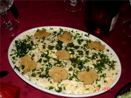 Салат из маринованных грибов с креветками и патиссонами