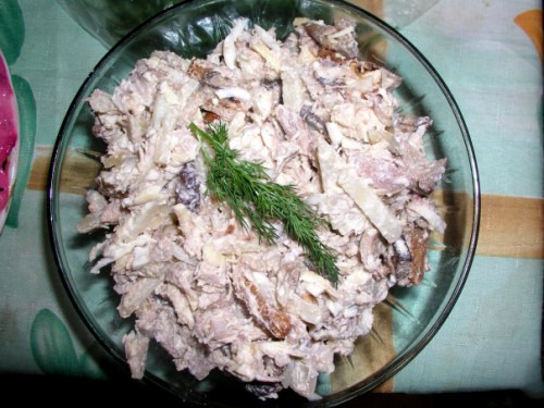 Грибной салат с курицей