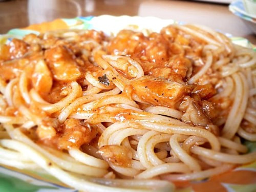 Спагетти с рыбой и помидорами
