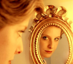 Зеркало – мощное оружие против стресса в жизни женщины