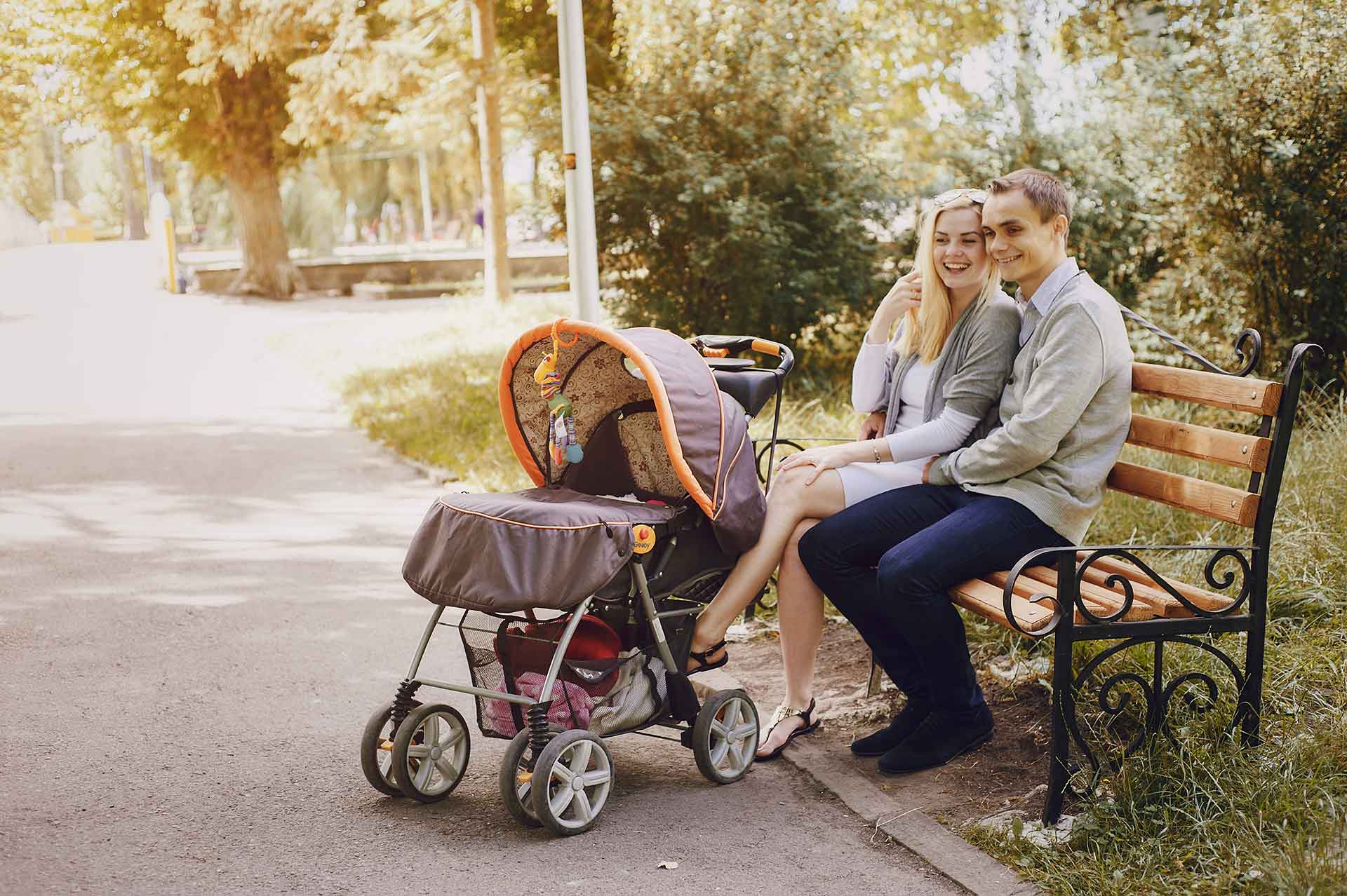 Мама с ребенком в коляске фото