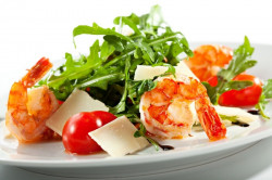 Салат с рукколой и креветками