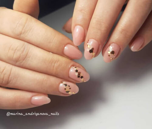 Бежевый цвет маникюра с золотистыми камифубиками