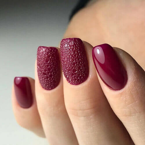 Яркий бордовый маникюр