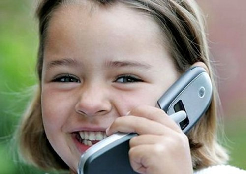 Давать ли ребенку мобильный телефон?